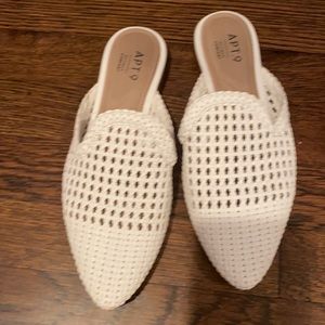 White woven mile flat woman shoe